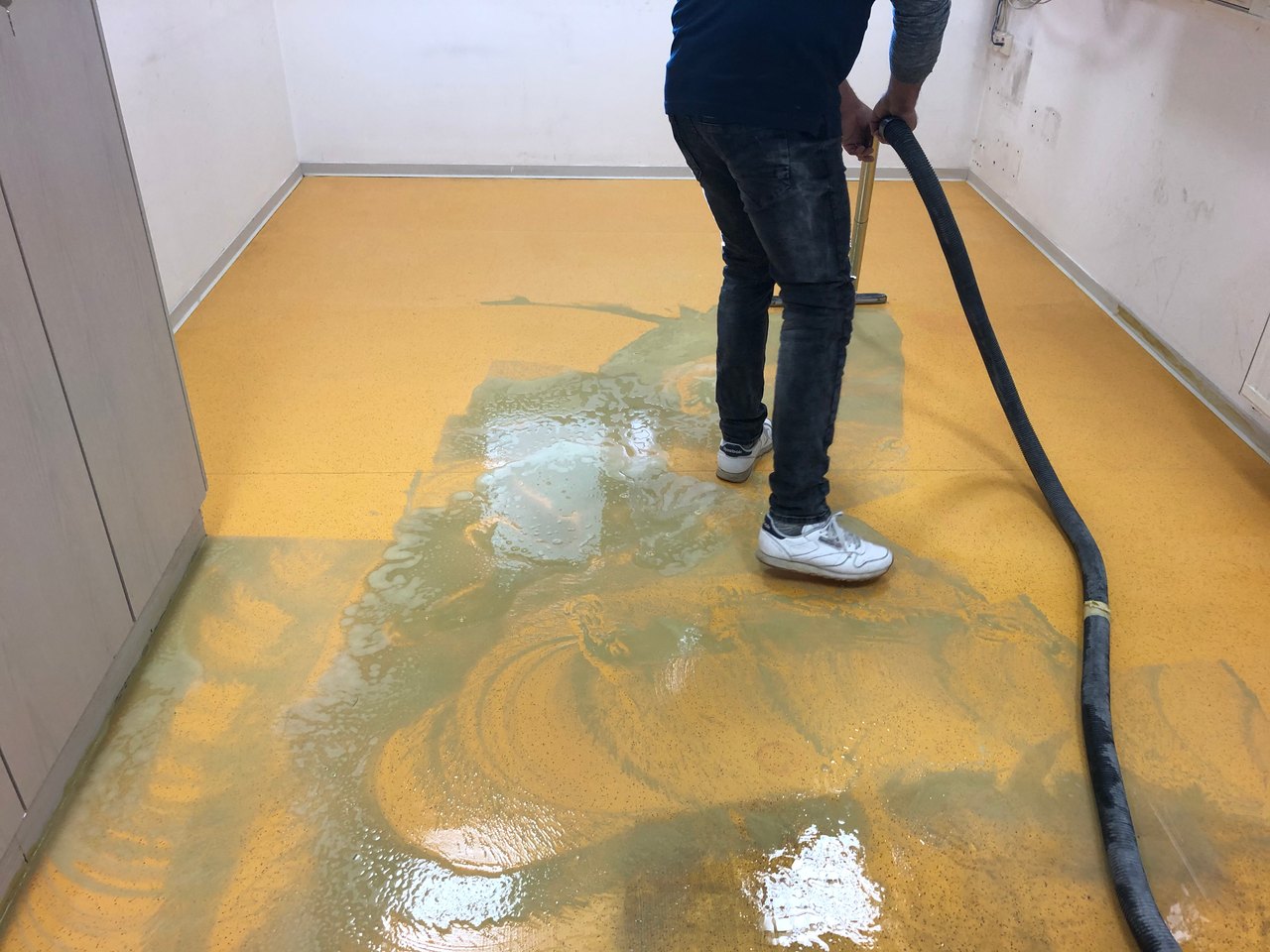 Reinigungskraft säubert Küchenfliesen mit Dampfreiniger – Eindruck 2